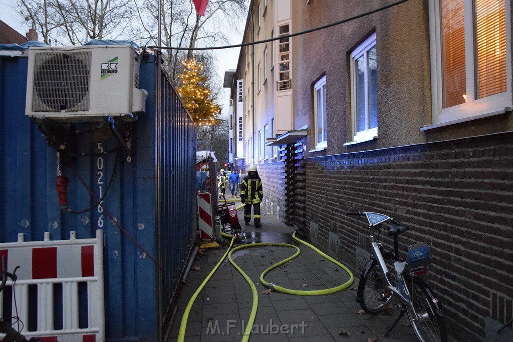 Feuer 2 Y durch Weihnachtsbaum  Koeln Ehrenfeld Alpenerstr P19.JPG - Miklos Laubert